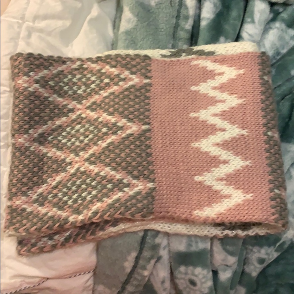 Reversible infinity scarf